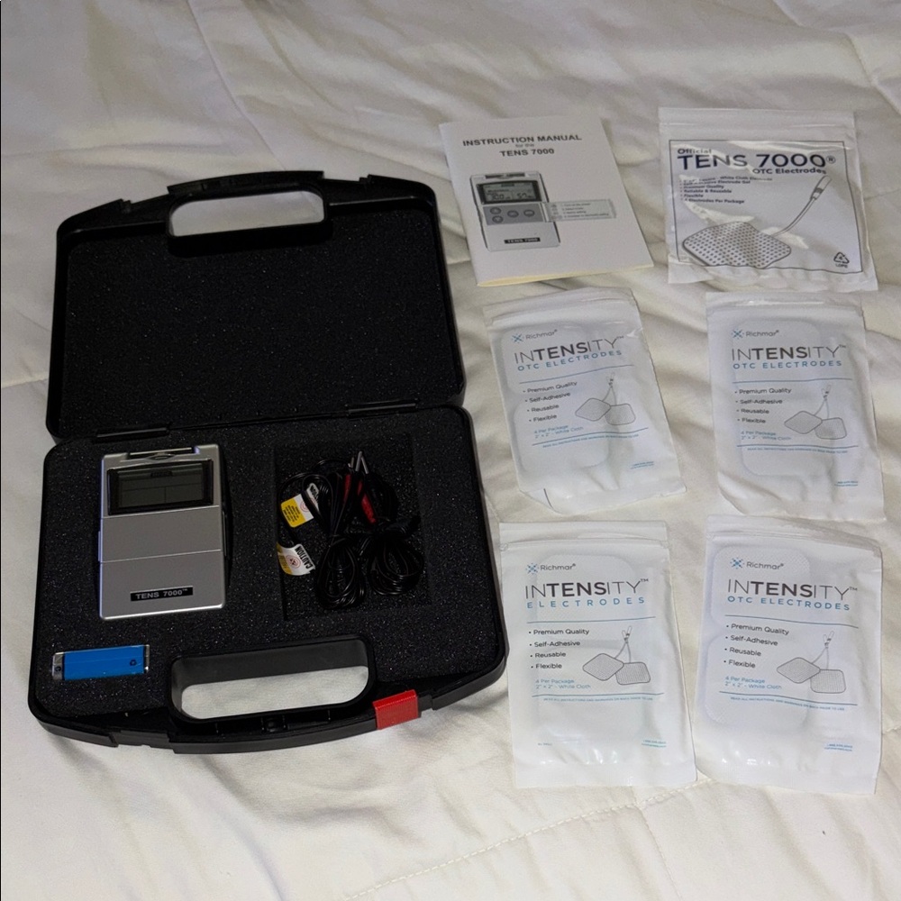 TENS 7000 Unit with Accessories New with 20 Electrodes